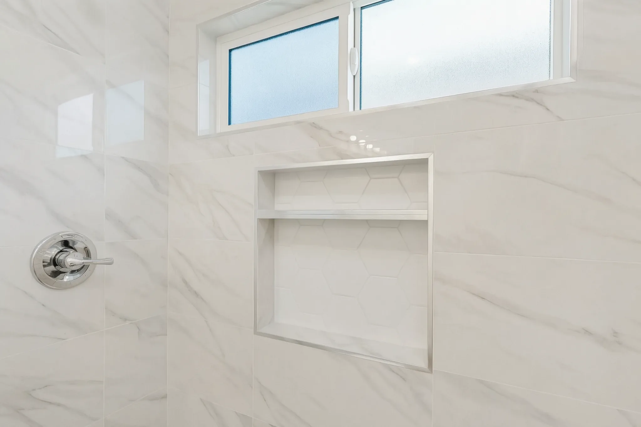 Detached ADU — shower niche in marble-look tile, Buena Park, Avorino