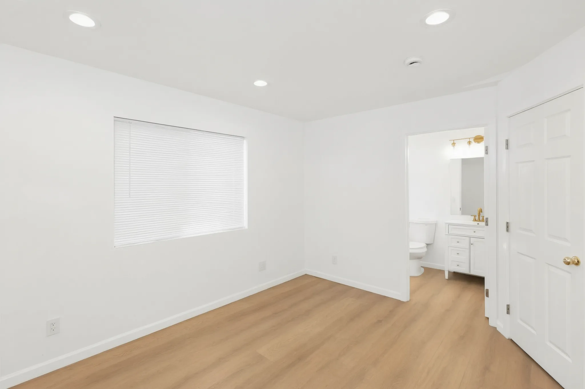 Detached ADU — bedroom with the en-suite door, Buena Park, Avorino