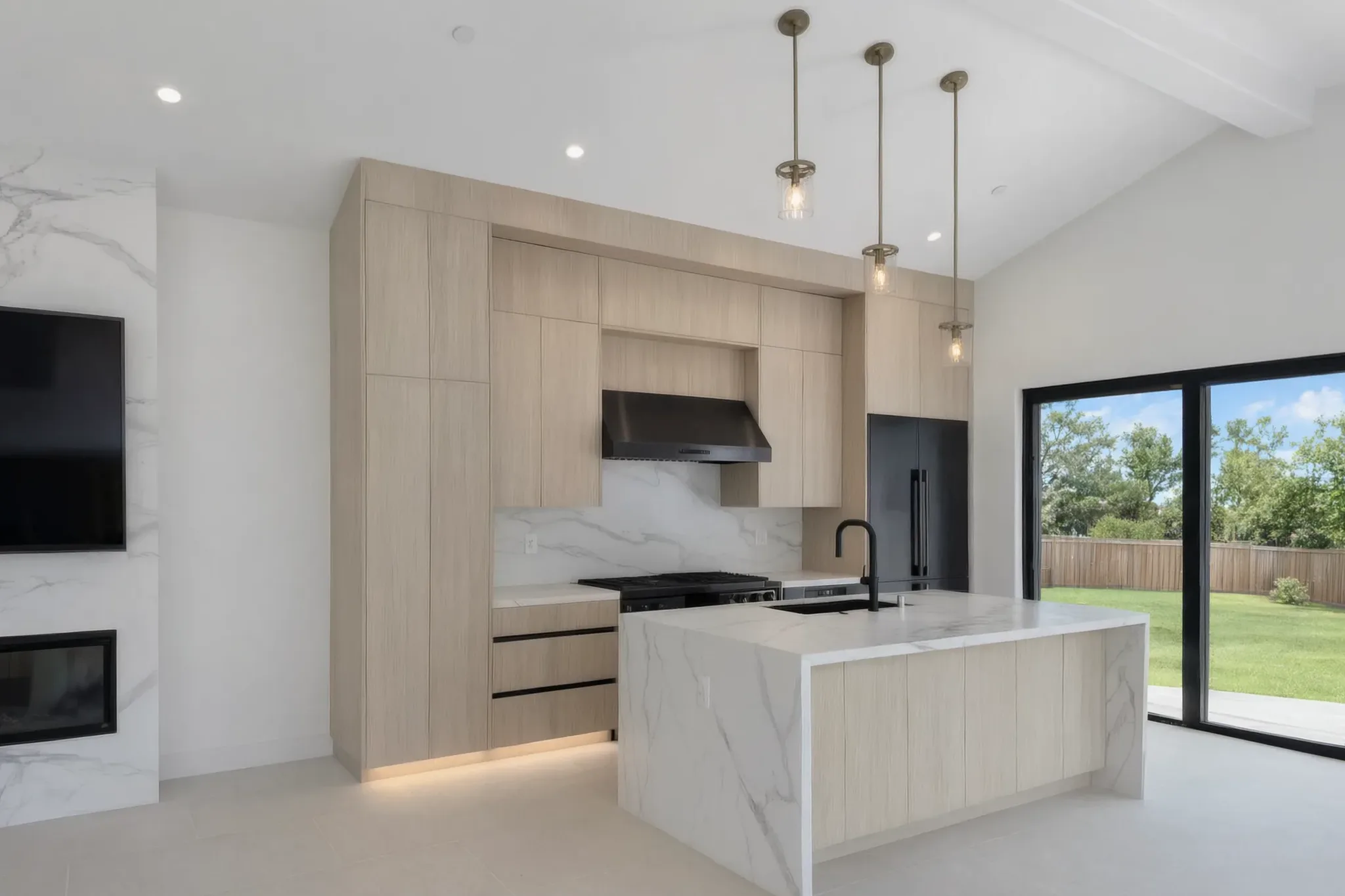 Custom pool house — kitchen with sliders to the yard, San Juan Capistrano, Avorino