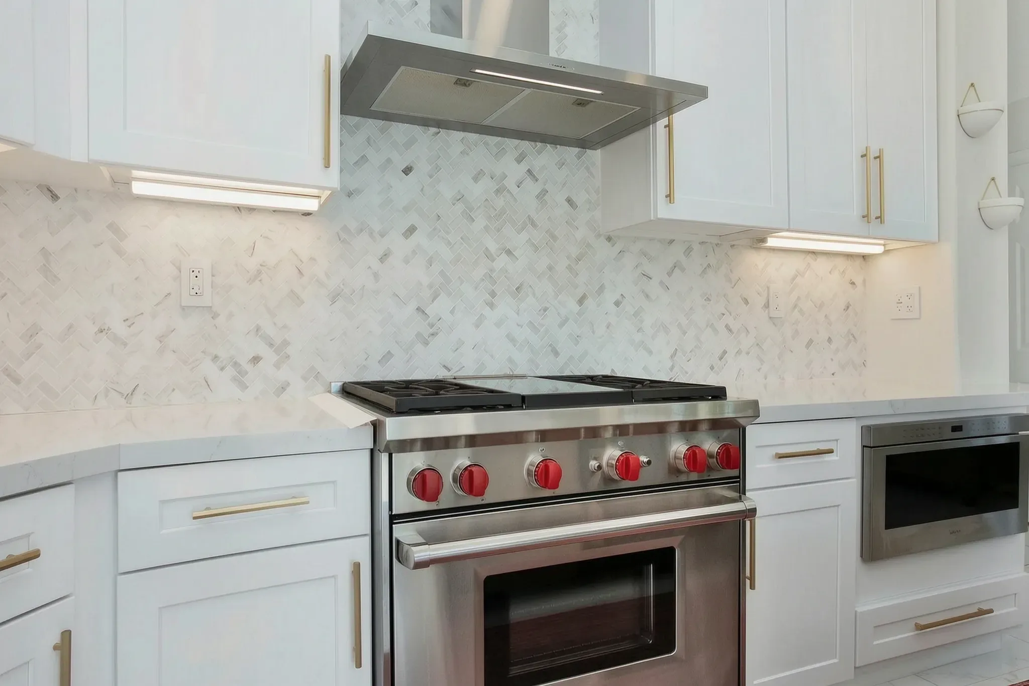 Custom home — pro range under a stainless hood, Aliso Viejo, Avorino