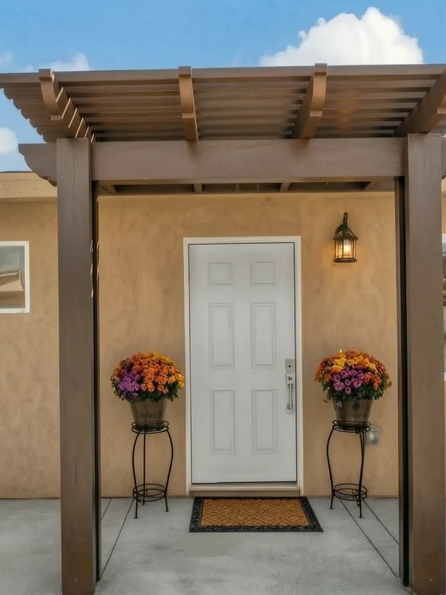 The finished entry, under its pergola, of the new construction in Santa Ana built by Avorino.