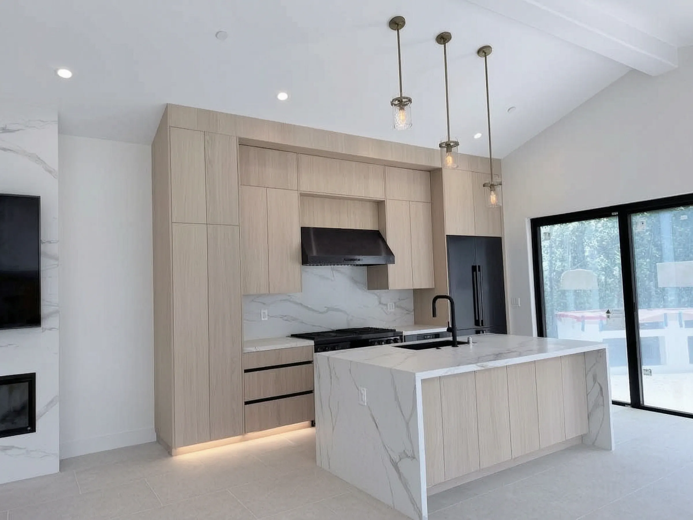 Custom pool house — kitchen with sliders to the yard, San Juan Capistrano, Avorino