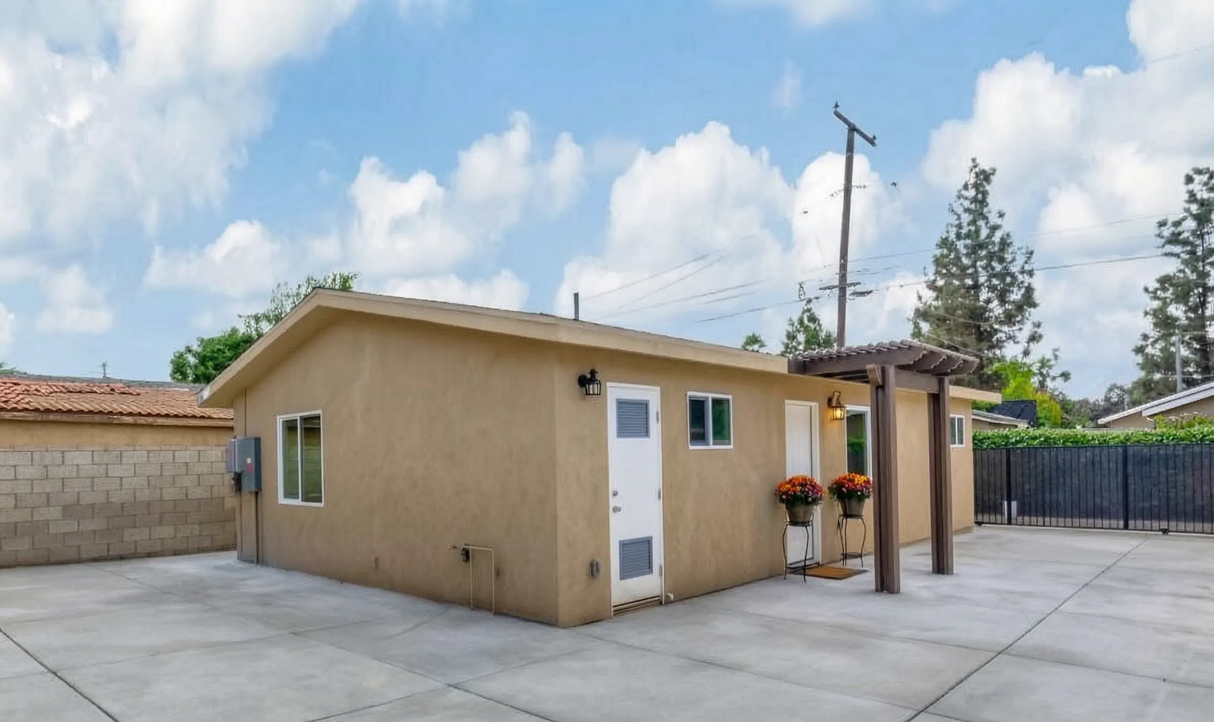 The finished exterior, with its entry pergola, of the Santa Ana new construction built by Avorino