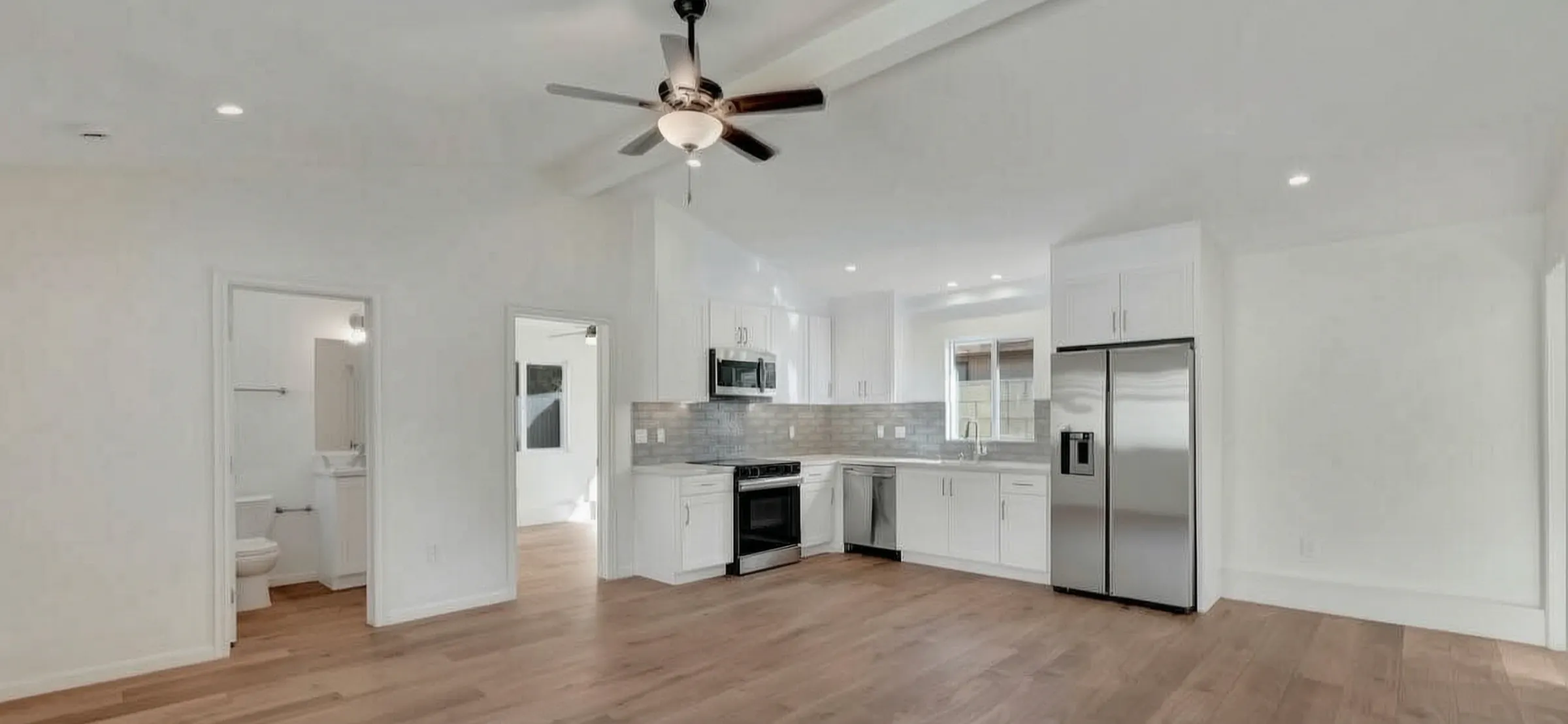 The finished living room, open to the kitchen, in the new construction in Santa Ana, built by Avorino.