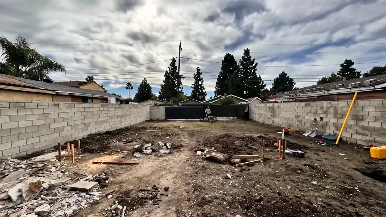 Time-lapse visualization of an Avorino new construction in Santa Ana, from the cleared lot to the finished exterior